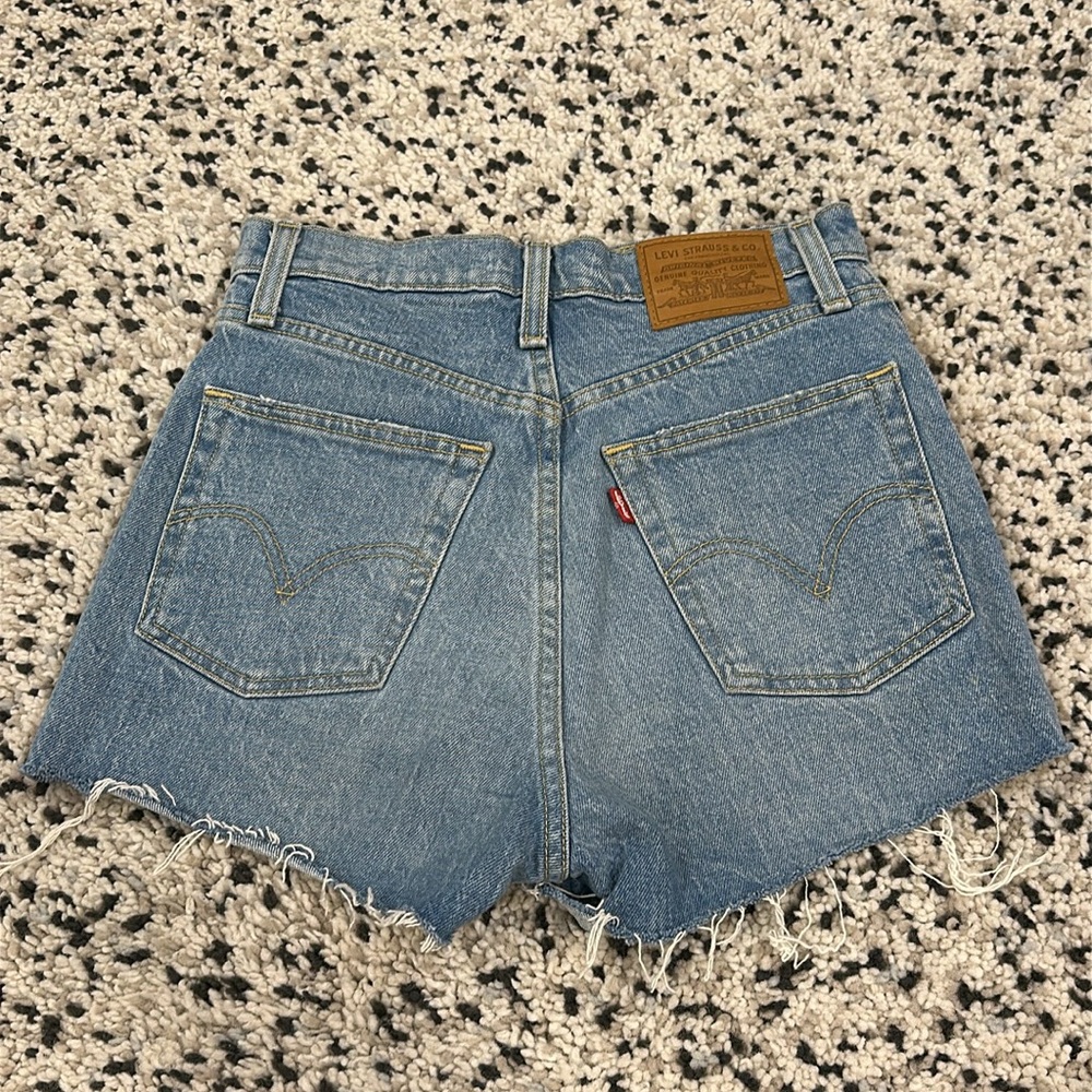 Levi's Ribcage Shorts - Picture 2 of 7